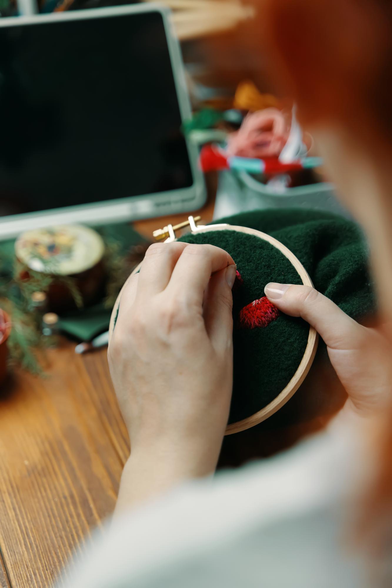 Atelier mit Stickrahmen und Werkzeugen