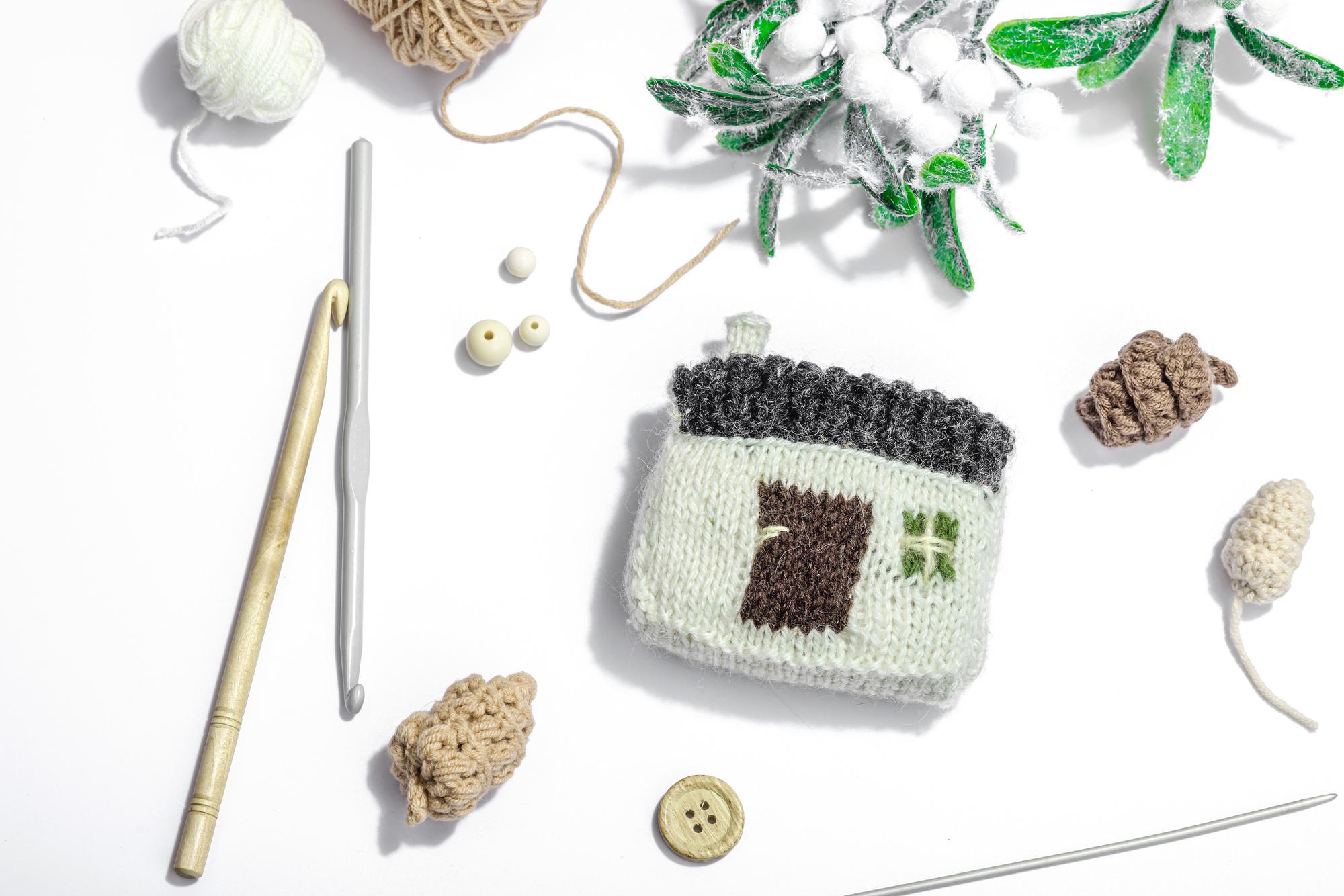 Produkt-Flatlay: bestickte Accessoires