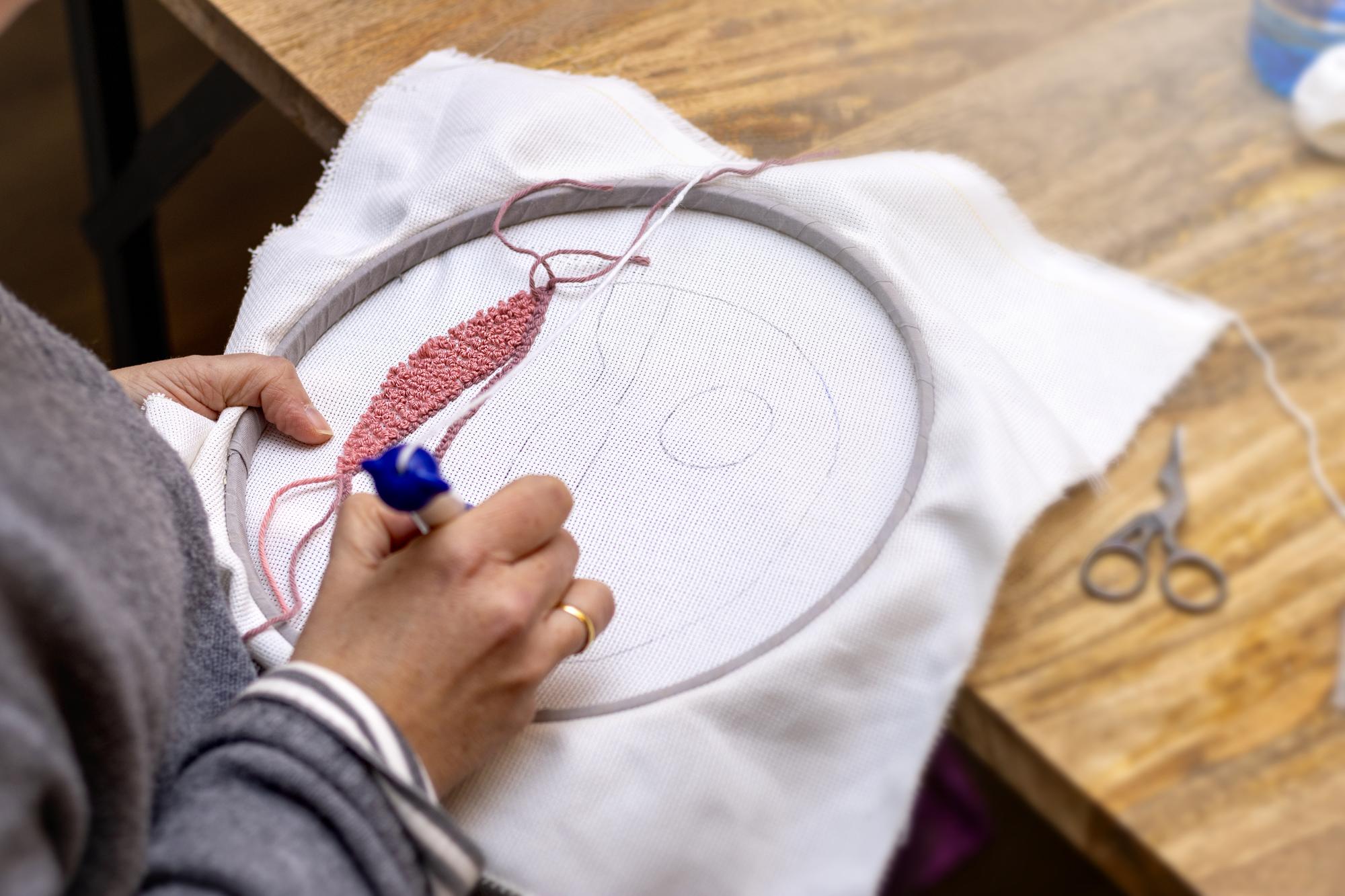 Atelier: Hand am Rahmen, Arbeit in Prozess