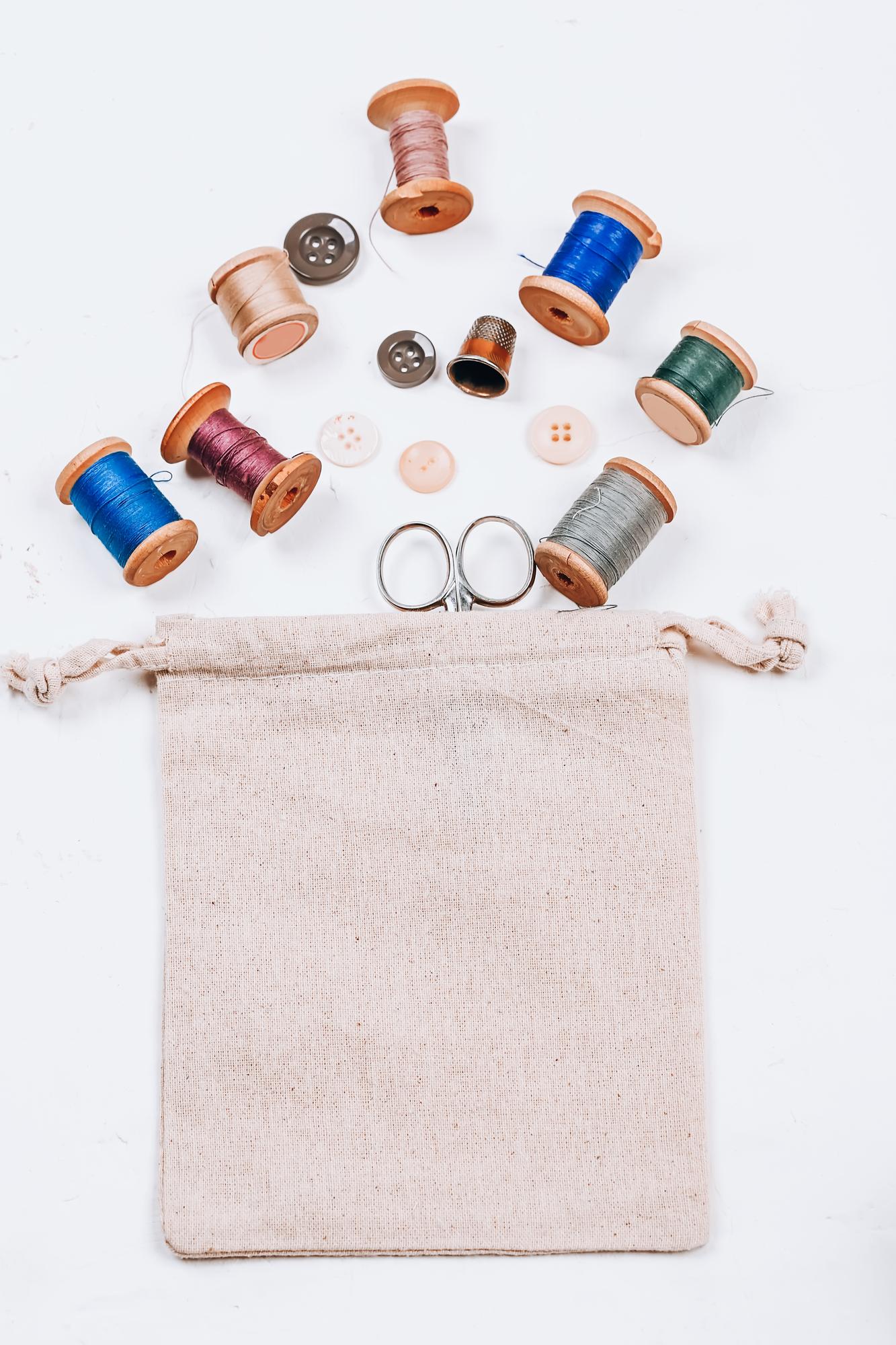 Katalog bestickter Produkte auf Tisch